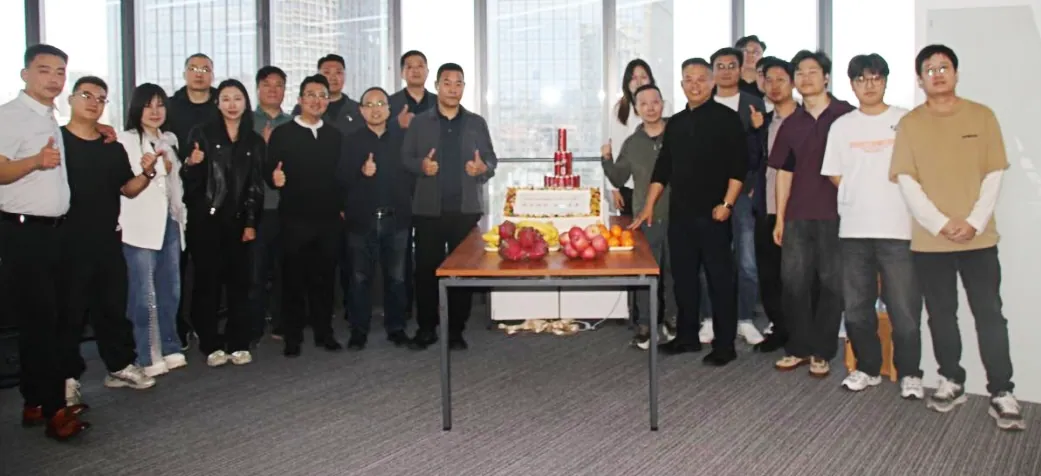 聚信得仁团队成员在新办公区合影留念